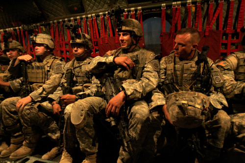 جنود أميركيون بالقرب من بعقوبة أول من أمس (كاريل برينسلوو - أ ب)