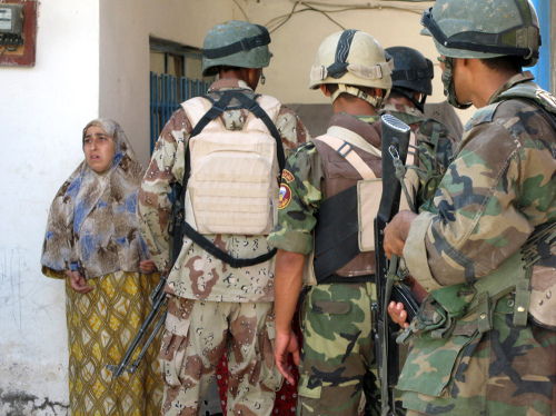 جنود عراقيون وأميركيون يقتحمون منزلاً في بعقوبة أمس (أ ف ب)