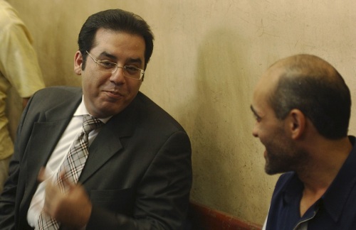 ايمن نور يتحدث الى ايمن اسماعيل حسن خلال محاكمته في القاهرة في حزيران 2005 (نصّار نوري - رويترز)
