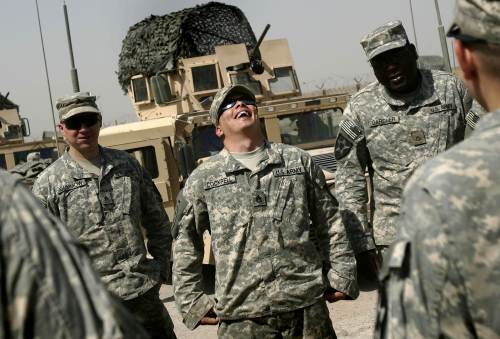 جنود أميركيون قبيل تنفيذهم عملية في الظفرانية جنوب شرق بغداد أمس (كارلوس باريا - رويترز)
