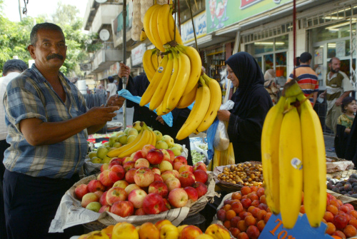 عراقيون في أحد أسواق بغداد الأسبوع الماضي (علي يوسف - أ ف ب)