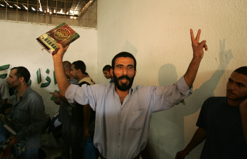 فلسطيني يحتفل بعد إطلاق سراحه من قبل “حماس” في غزة أمس (محمد سالم - رويترز)