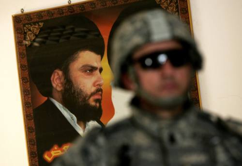 جندي أميركي أمام صورة لمقتدى الصدر داخل مستشفى في بغداد أمس (كارلوس باريا ـ رويترز)