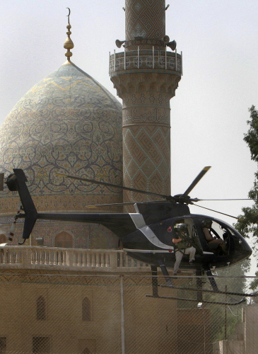 صورة أرشيفية لمروحية حراس أمنيين قرب مسجد في بغداد (خالد محمد ـ أ ب)