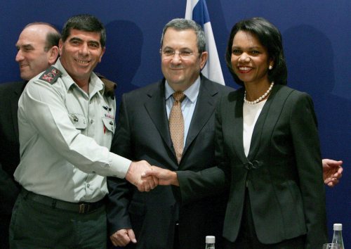 رايس وباراك وأشكينازي خلال لقاء في القدس المحتلة أمس (رونين زفيلون - إي بي آي)