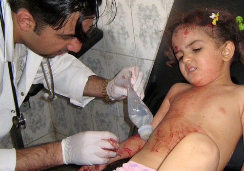 طفلة عراقية تتلقّى العلاج في أحد مستشفيات بعقوبة أمس (رويترز)