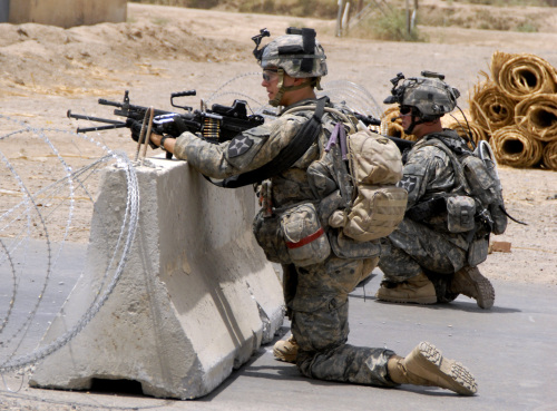 جنديّان أميركيّان خلال عمليّة مراقبة قرب الحسينيّة في تمّوز الماضي (أ ف ب)