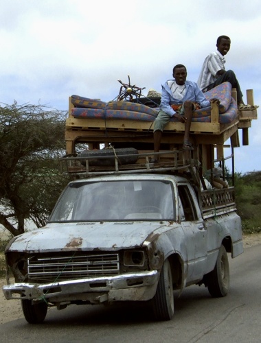 صوماليون يفرّون من مقديشو (رويترز)