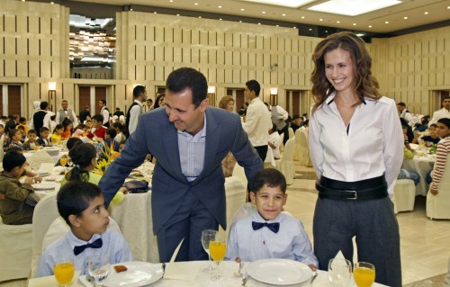 الأسد وزوجته أسماء خلال حفل إفطار للأيتام في القصر الرئاسي في دمشق الجمعة الماضي (خالد الحريري ـ رويترز)