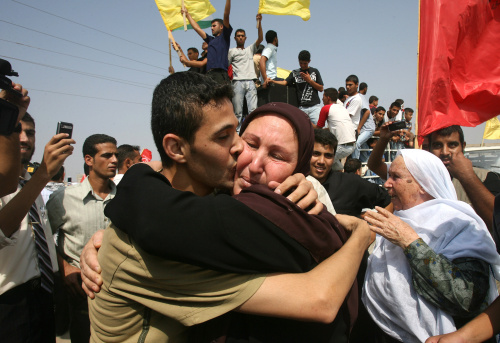 أسير فلسطيني محرّر يعانق والدته عند معبر إيريز شمال قطاع غزّة أمس (محمود حمس - أ ف ب)