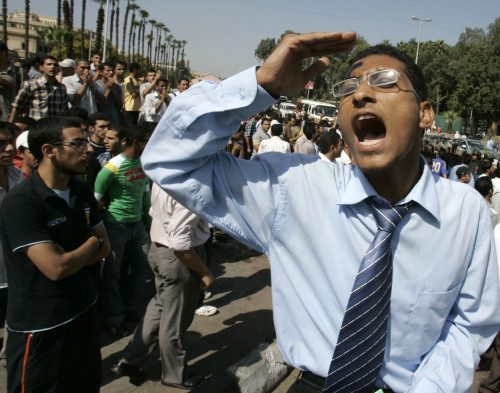 طلاب ينتمون إلى جماعة {الإخوان المسلمين} خلال تظاهرة في القاهرة (أرشيف - رويترز)