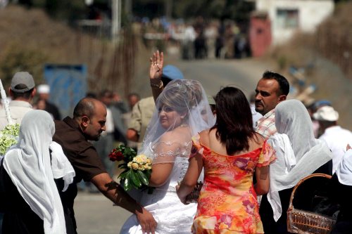 عروس تودّع أهلها قبل المغادرة إلى الأراضي السورية المحرّرة (بافل ولبرغ ــ إي بي آي)