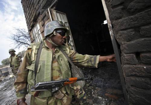 عنصر من القوة الإفريقية في جنوب دارفور عقب مواجهات دامية وقعت الأسبوع الماضي (رويترز)