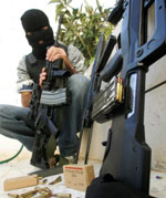 تاجر سلاح فلسطيني في الخليل في الضفّة الغربيّة الشهر الماضي (نايف هشلمون ــ رويترز)