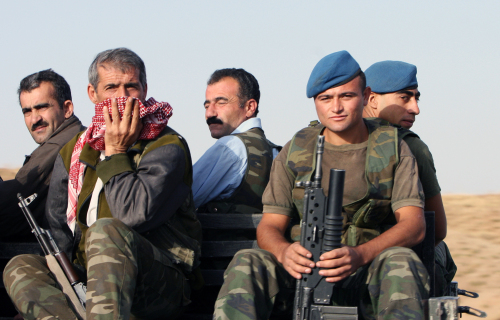 عناصر من ميليشيات تركيّة حليفة للحكومة تتّجه إلى الحدود العراقيّة (برهان أوبيليشي - أ ب)