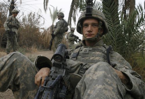 جندي أميركي جنوب بغداد أمس (فابريسيو بنش - رويترز)