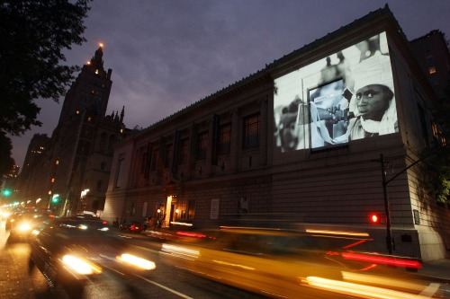 جانب لمبنى يعرض صور من دارفور في نيويورك (ماريو تاما ـ أ ف ب)