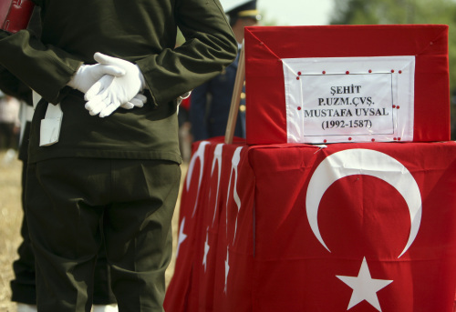 تشييع جندي تركي قُتل في الاشتباكات مع حزب العمّال الكردستاني في الأناضول أمس (كان سويتورك - أ ب)
