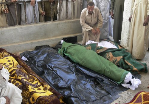 بعض جثث العراقيّين الذين قتلتهم القوات الأميركيّة في سامرّاء أمس (صباح البازي ـــ رويترز)