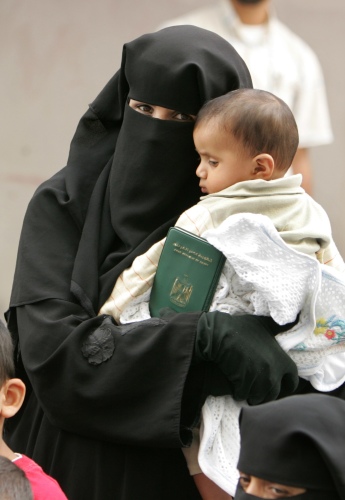 فلسطينيّة وطفلتها تعبران معبر رفح نحو قطاع غزّة الأسبوع الماضي (إسماعيل زايده ــ رويترز)