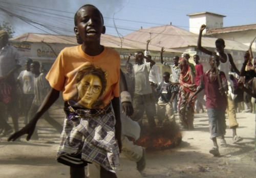فتى صومالي خلال الاحتجاجات في مقديشو أمس (فيصل عمر ـ رويترز)