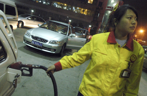 صينيّة تملأ الوقود في إحدى المحطّات التابعة لشركة «بترو شين» في محافظة سيخوان أمس (أ ب)