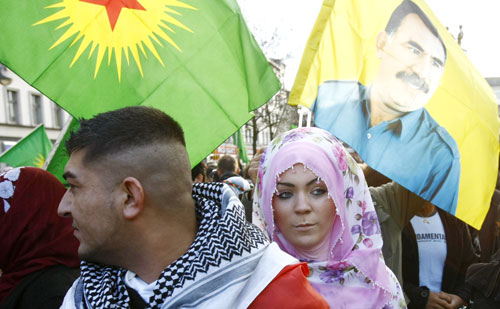 أكراد مناصرون لـ«العمّال الكردستاني» يتظاهرون في برلين أمس (وولفغانغ راتاي ـ رويترز)