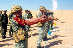 تدريبات عسكريّة للجيش المصري في مدينة مبارك العسكريّة شمال القاهرة أمس (إي بي أي)