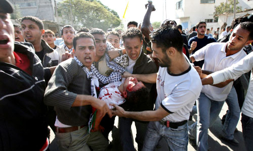 فتحاويّون يحملون زميلاً لهم أصيب في أعمال العنف التي استهدفت المهرجان في غزّة أمس (محمود حمس ـ أ ف ب)