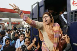 مناصرة لبوتو لدى اعتقالها في لاهور أمس (محسن رازا ـ رويترز)