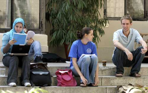 طلاب مصريون وأجانب في الجامعة الأميركيّة في القاهرة الشهر الماضي (رويترز)