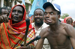 صوماليّون خلال تظاهرة من أجل السلام شمال مقديشو (عمر فاروق ــ رويترز)