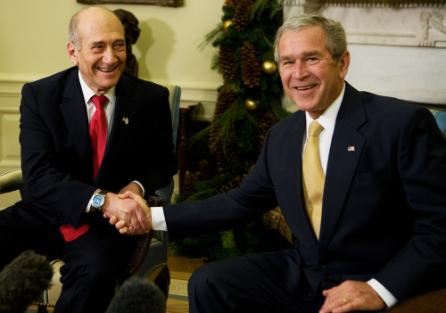 بوش وأولمرت خلال لقائهما في البيت الأبيض أمس (ماندل نغان ـ أ ف ب)