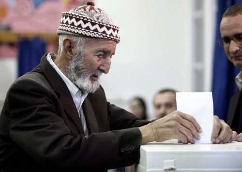 كهل جزائري يدلي بصوته في الانتخابات الجزائريّة يوم أمس (زهراء بن سمرا ـ رويترز)