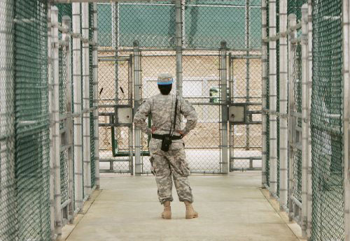 حارس أميركي في معتقل غوانتنامو في تشرين الأوّل الماضي (إي بي أي)