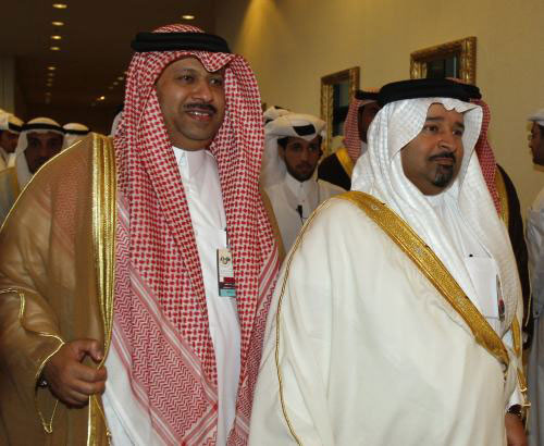 وزير المال البحريني (إلى اليمين) يصل إلى قاعة اجتماع مجلس التعاون في الدوحة أمس (فادي الأسعد ـ رويترز)