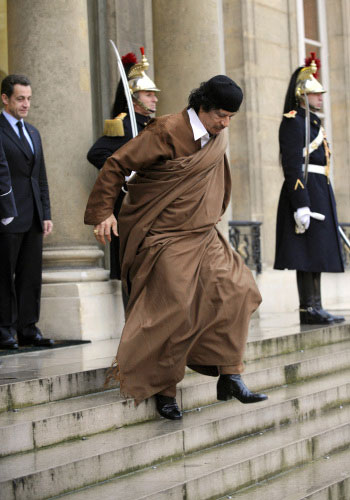 القذافي يغادر الإليزيه بعد لقاء ساركوزي أمس (إيريك فيفيبرغ ـ أ ف ب)
