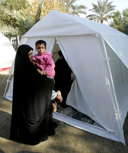 لاجئة عراقيّة وطفلها في مدينة الصدر أمس (كريم رحيم ـ رويترز)