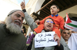 متظاهرون ضدّ حصار غزّة خارج جامع الأزهر أمس (خالد دسوقي ــ أ ف ب)