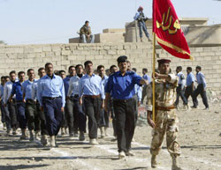عناصر شرطة عراقيّون خلال ترقيتهم (علي مشهداني ـ رويترز)