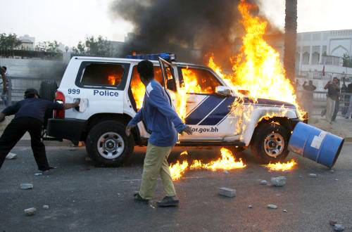 حرق سيّارة للشرطة خلال الاشتباكات في المنامة الأسبوع الماضي (حمد محمد ـ رويترز)