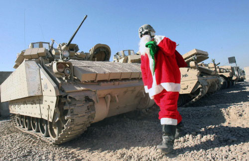 جندي أميركي بثوب «بابا نويل» في جنوب بغداد أمس (علي السعدي ـ أ ف ب)