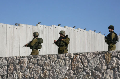 جنود إسرائيليّون أمام جدار الفصل العنصري قرب بيت لحم يوم الثلاثاء الماضي (غالي تيبون ـ أ ف ب)