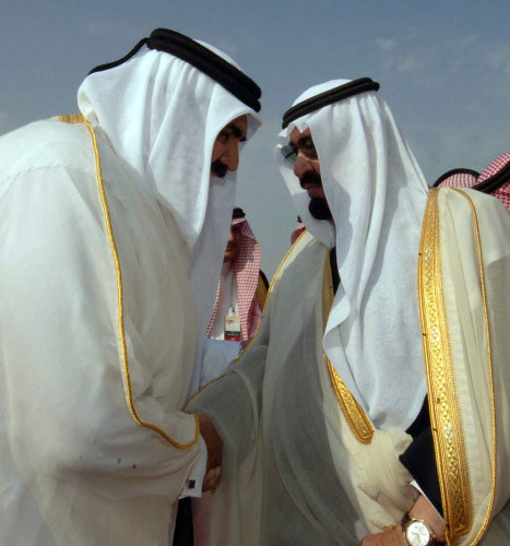 الشيخ حمد يستقبل الملك السعودي في الدوحة (رويترز)
