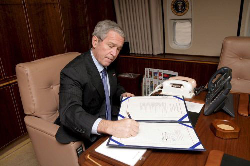 زحمة ملفّات تنتظر بوش في آخر عام من ولايتيه (كريس غرينبرغ -إي بي أي)