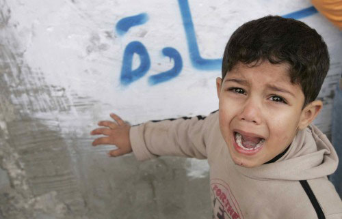 طفل يبكي شقيقه الذي قُتل في الاشتباكات الداخليّة في القطاع (إبراهيم أبو مصطفى ـ رويترز)