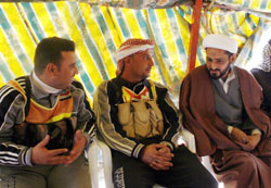 رجال دين شيعة وسنّة وقادة «الصحوة» خلال مؤتمر المصالحة الوطنية في بغداد أمس (لؤي حميد ـ أ ب)