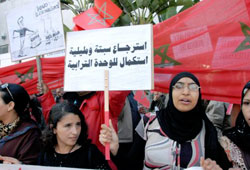 متظاهرون مغاربة يحتجّون على زيارة الملك الإسباني إلى سبتة ومليلة في تشرين الثاني الماضي (كريم سلماوي ـ إي بي أي)