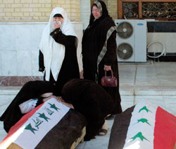 نساء عراقيات يندبن على نعوش قتلى تفجير الأعظمية أمس (إي بي أي)