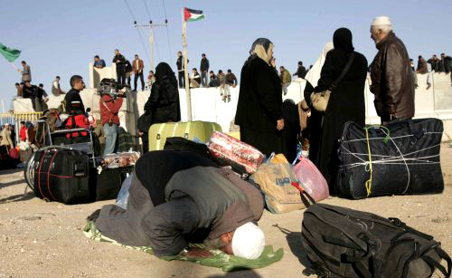 فلسطيني يصلّي بعد عبوره معبر رفح نحو غزّة منذ أيّام (ابراهيم أبو مصطفى ـ رويترز)